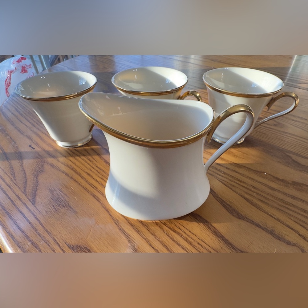 Lenox eternal collection creamer and 3 Mugs. (Cosas4)